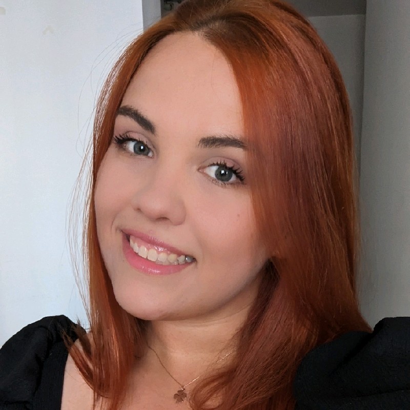Professional headshot—Emma growth marketer with HubSpot expertise; RevOps, e-commerce strategy, brand design